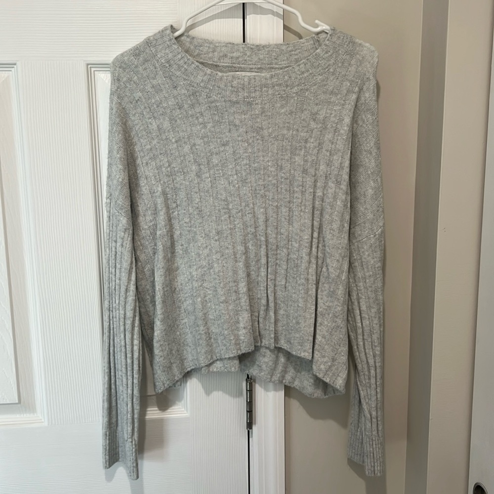 American Eagle sweater in gray. Size medium.